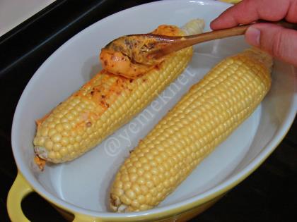 Fırında Tereyağlı Acılı Közlenmiş Mısır