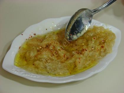 Nar Ekşili Közlenmiş Patlıcan Salatası
