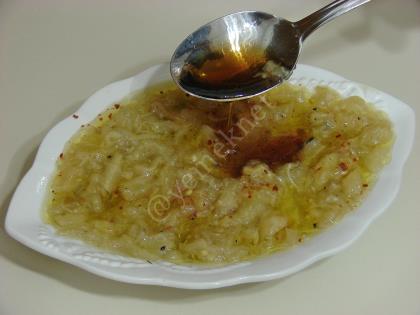 Nar Ekşili Közlenmiş Patlıcan Salatası