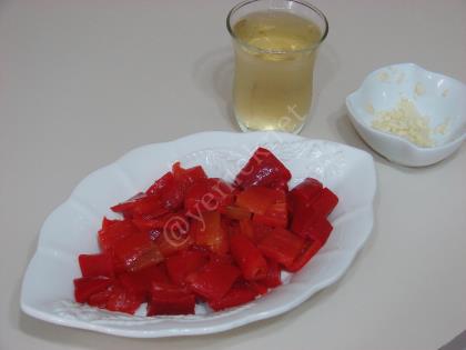 Sirkeli Közlenmiş Kırmızı Biber Salatası