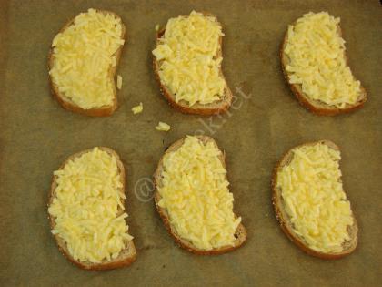 Kahvaltılık Yumurtalı Peynirli Ekmek Dilimleri