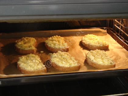 Kahvaltılık Yumurtalı Peynirli Ekmek Dilimleri