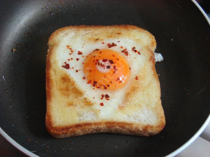 Ekmek İçinde Yumurta