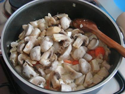 Bezelyeli Mantarlı Tavuk Sote