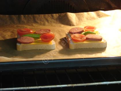 Fırında Sucuklu Ekmek Dilimleri