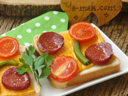 Fırında Sucuklu Ekmek Dilimleri