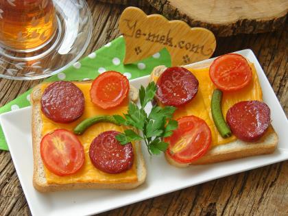 Fırında Sucuklu Ekmek Dilimleri