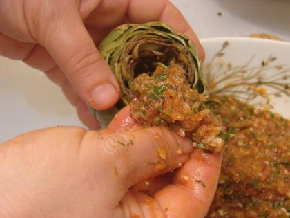 Yapraklı Taze Enginar Dolması