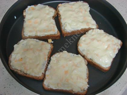 Peynirli Ekmek Dilimleri