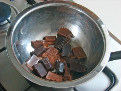 Kuru Meyveli Mısır Gevrekli Çikolatalı Tatlı