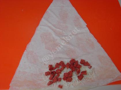 Sucuklu Paçanga Böreği