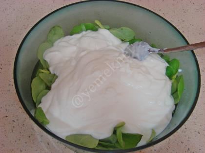 Yoğurtlu Semizotu Yatağında Bulgur Köftesi