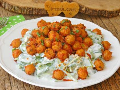 Yoğurtlu Semizotu Yatağında Bulgur Köftesi