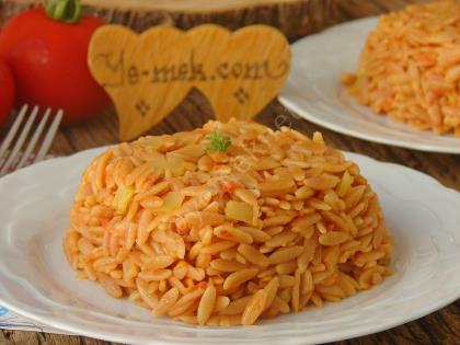 Domatesli Arpa Şehriye Pilavı