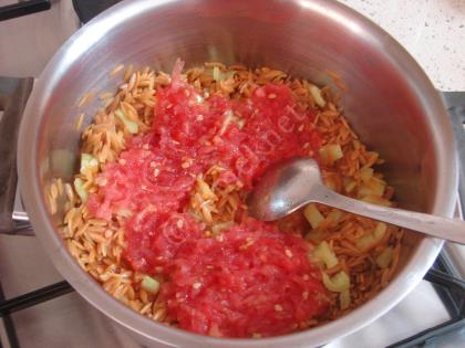 Domatesli Arpa Şehriye Pilavı