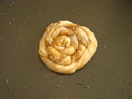 Haşhaşlı Cevizli Burma Çörek