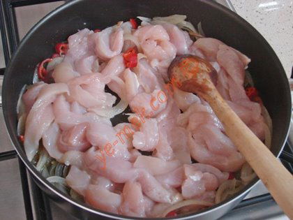 Kremalı Soğanlı Tavuk Yemeği