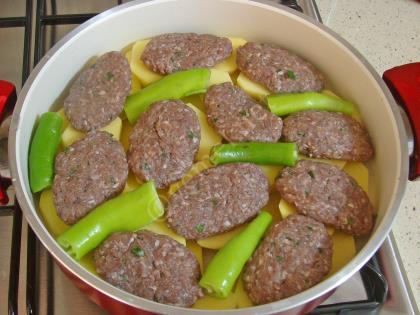 Tencerede Köfteli Patates Yemeği