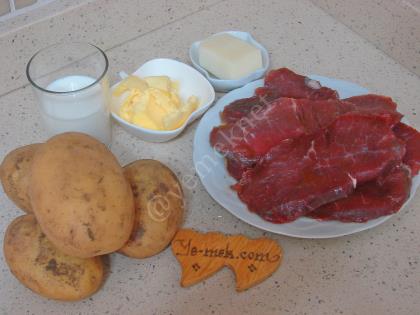 Tencerede Patates Püreli Et Yemeği