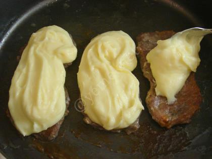 Tencerede Patates Püreli Et Yemeği