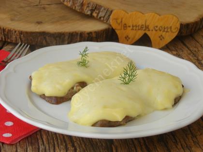 Tencerede Patates Püreli Et Yemeği