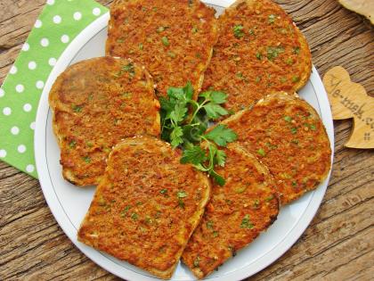 Ekmek Üstü Lahmacun
