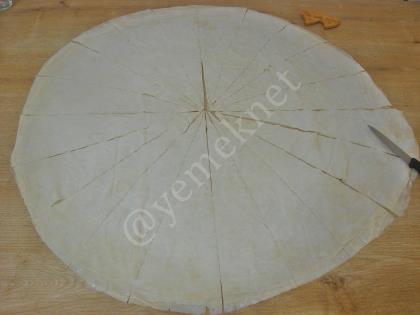 Hazır Yufkadan Peynirli Kruvasan Börek