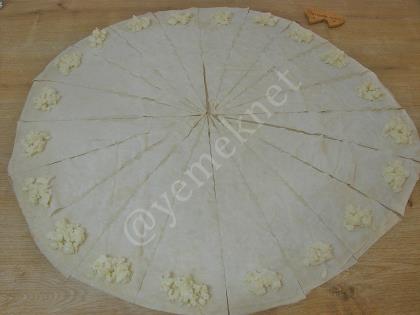 Hazır Yufkadan Peynirli Kruvasan Börek