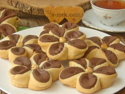 İki Renkli Çiçek Kurabiye