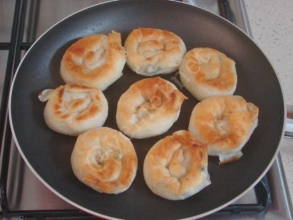 Tavada Peynirli Gül Böreği