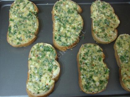 Fırında Maydanozlu Ekmek Dilimleri