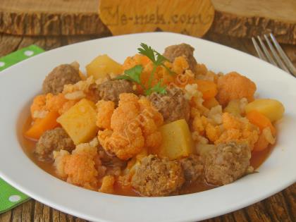 Tencerede Köfteli Karnabahar Yemeği