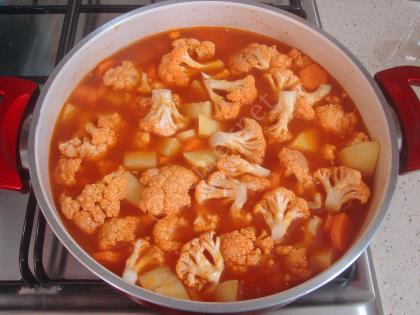 Tencerede Köfteli Karnabahar Yemeği