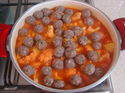 Tencerede Köfteli Karnabahar Yemeği