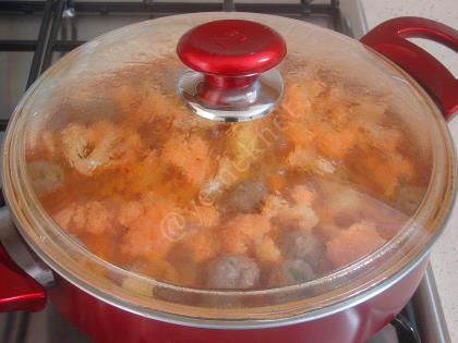 Tencerede Köfteli Karnabahar Yemeği