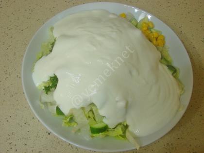 Yoğurtlu Marul Salatası