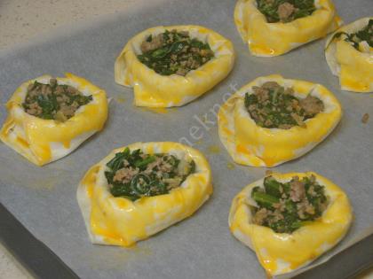 Beşamel Soslu Ispanaklı Kıymalı Börek