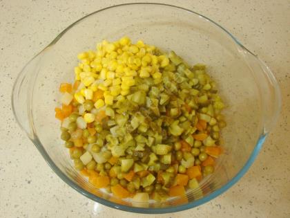 Yoğurtlu Garnitür Salatası