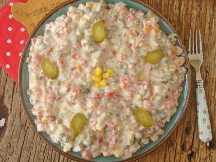 Yoğurtlu Garnitür Salatası