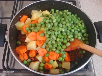 Kıymalı Patatesli Bezelye Yemeği