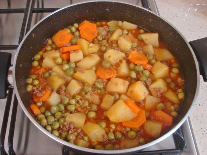 Kıymalı Patatesli Bezelye Yemeği