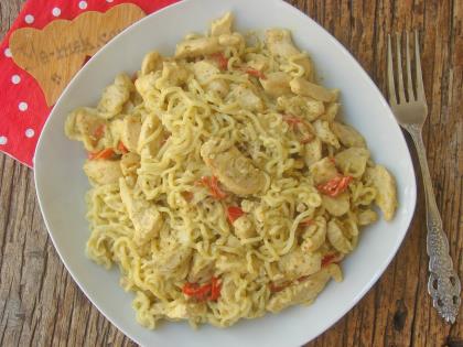 Pesto Soslu Tavuklu Noodle