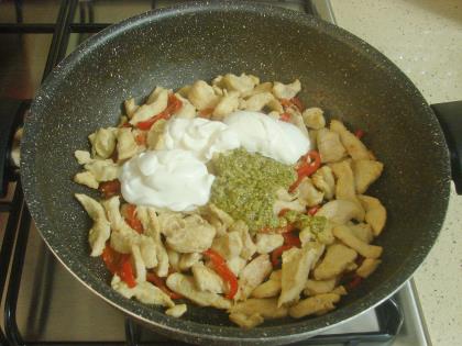 Pesto Soslu Tavuklu Noodle