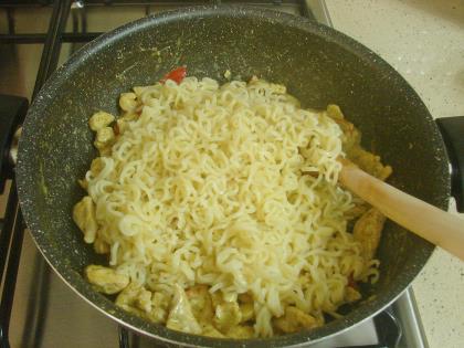 Pesto Soslu Tavuklu Noodle