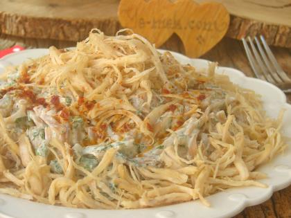 Erişteli Tavuk Salatası