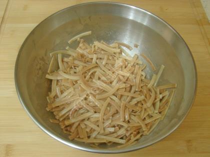 Erişteli Tavuk Salatası