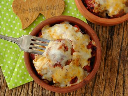 Güveçte Soslu Köfte