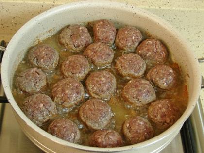 Güveçte Soslu Köfte