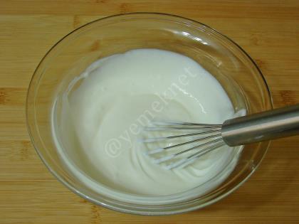 Yoğurtlu Çiğ Kabak Salatası