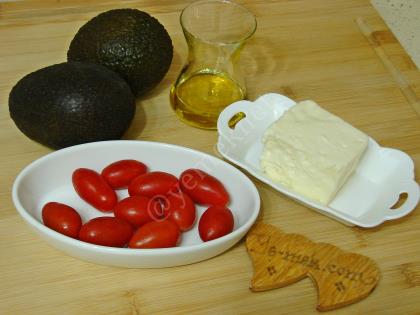 Peynirli Avokado Salatası